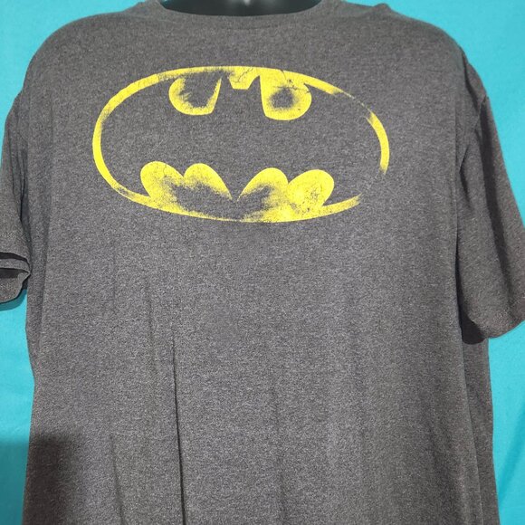 Distressed Batman T-Shirt - Picture 1 of 2